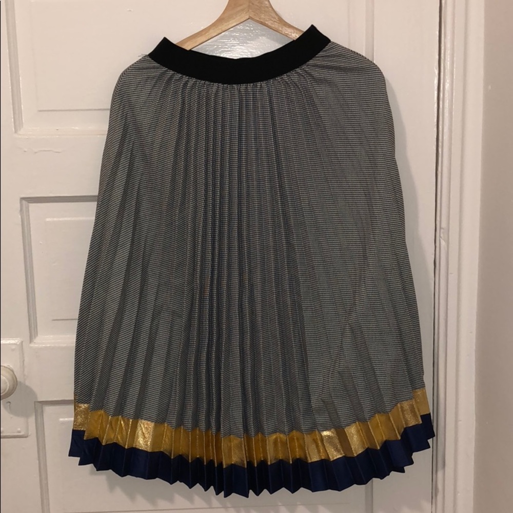 Houndstooth pleated skirt with gold border